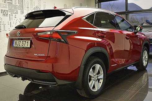 Rödmetallic Lexus NX300H stulen i Täby norr om Stockholm